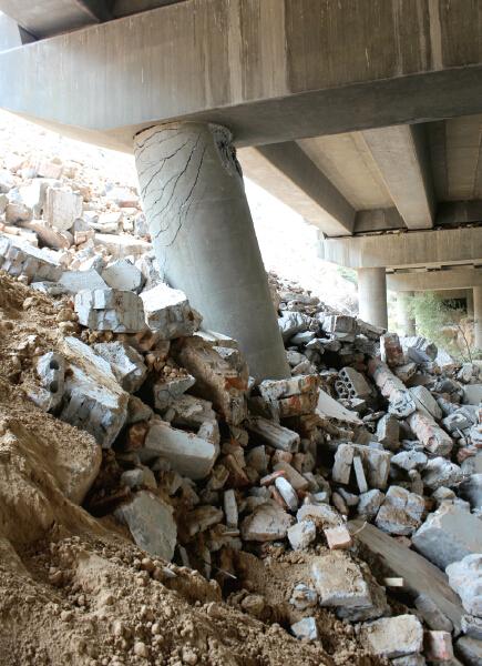 鄭州建筑垃圾壓斷高速公路橋墩